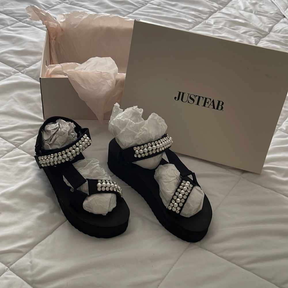 Beaded velcro sandals 7.5